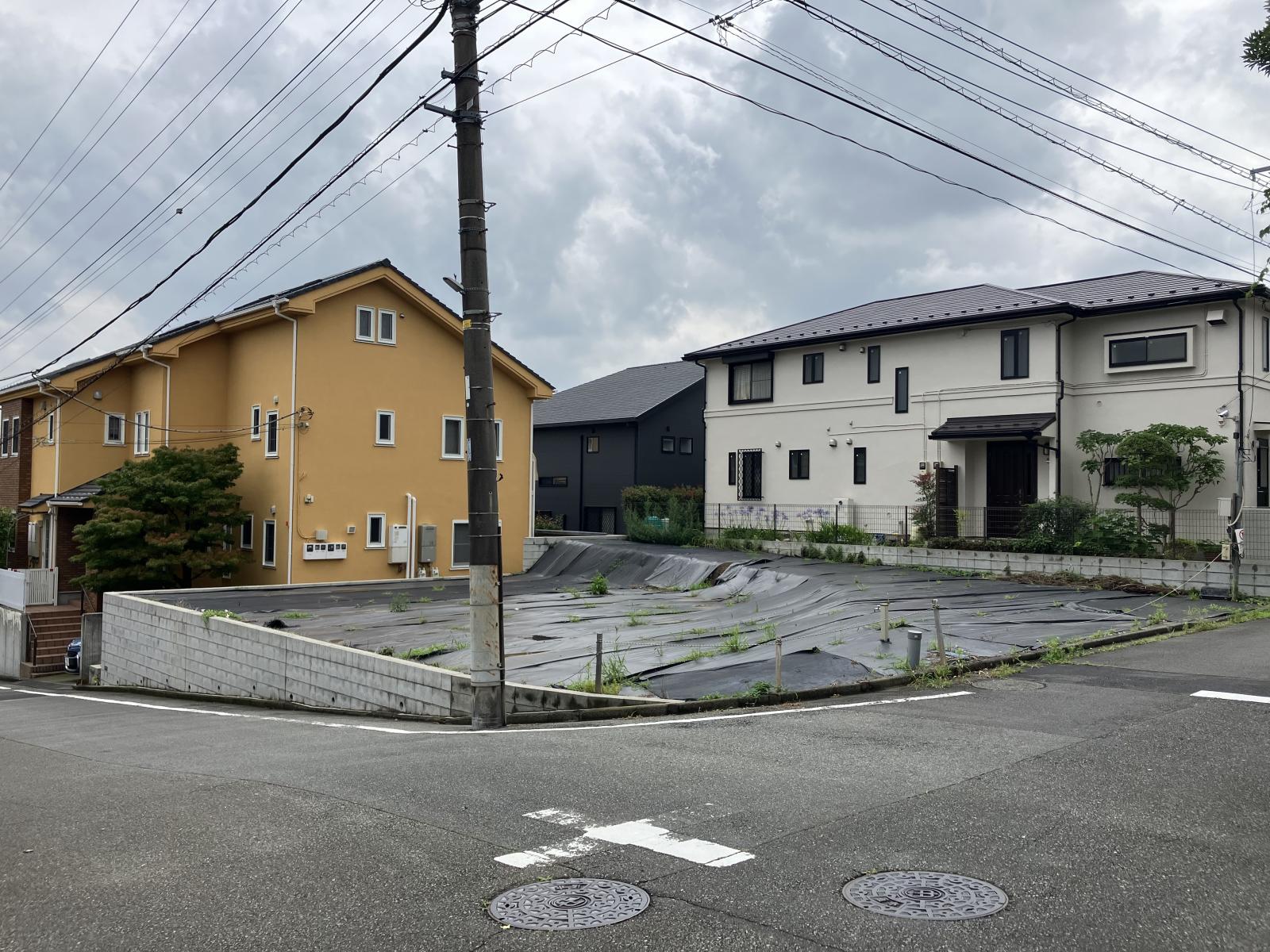 外観82.93坪（274.15㎡）もあるゆとりのある北西角地になります。