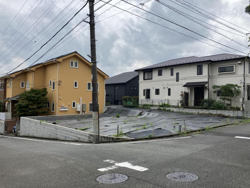 外観82.93坪（274.15㎡）もあるゆとりのある北西角地になります。